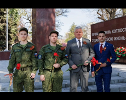 Курсанты ВУЦ ЮФУ совместно с Председателем Городской Думы г. Таганрога Романом Валерьевичем Корякиным возложили цветы к мемориалу котлостроителям